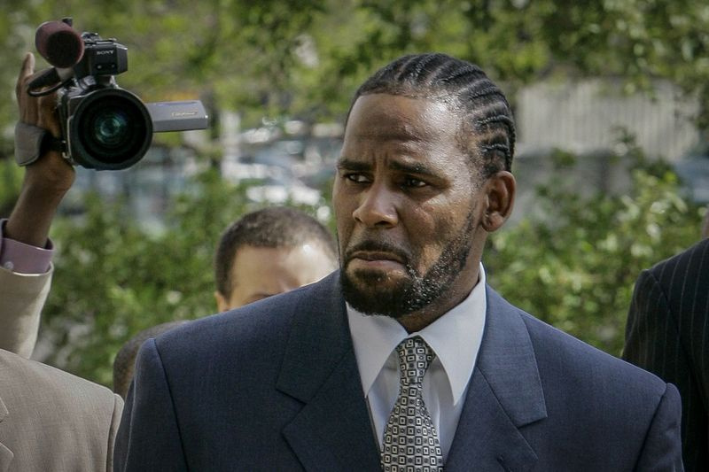 R. Kelly traf im Mai 2008 zum ersten Tag der Jury-Auswahl in seinem Kinderpornografie-Prozess im Cook County Criminal Courthouse in Chicago ein.