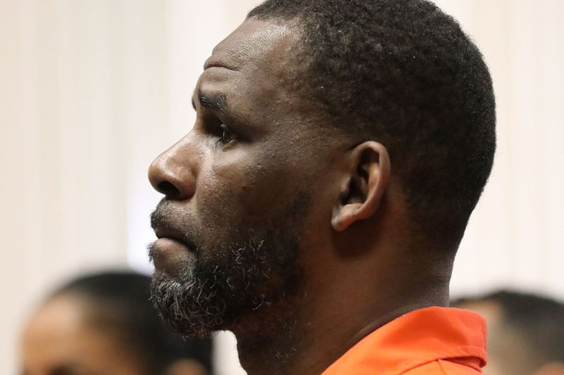 Sangeren R. Kelly dukker op under en høring i Leighton Criminal Courthouse den 17. september 2019 i Chicago, Illinois. Kelly står over for flere anklager for seksuelle overgreb og er tilbageholdt uden kaution.