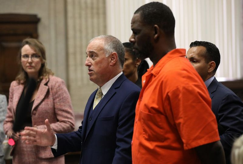 Sangeren R. Kelly står ved siden af ​​sin advokat Steven Greenberg under en høring i Leighton Criminal Courthouse den 17. september 2019