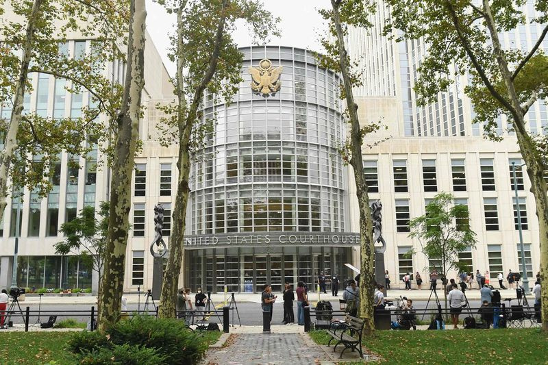 Membrii presei se adună afară pentru a participa la procesul în cazul de racket și trafic sexual al lui R. Kelly la Tribunalul Federal Brooklyn din Brooklyn, New York, pe 18 august 2021. Timp de mai bine de un sfert de secol, Kelly, acum în vârstă de 54 de ani, s-a confruntat acuzații groaznice, inclusiv pornografie infantilă, sex cu minori, exploatare a unui cult sexual și baterie sexuală.