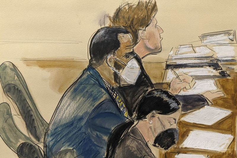 In diesem Gerichtssaal hört Künstler R. Kelly, links, während seines Prozesses in New York, Donnerstag, 26. August 2021 zu. Der 54-jährige Kelly hat wiederholt Vorwürfe zurückgewiesen, dass er während eines 30-jährigen Karriere durch seinen Megahit I Believe I Can Fly hervorgehoben.