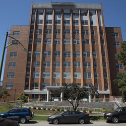 Ravenswood Senior Living má samostatné obytné jednotky a podpůrné obytné jednotky pod jednou střechou.