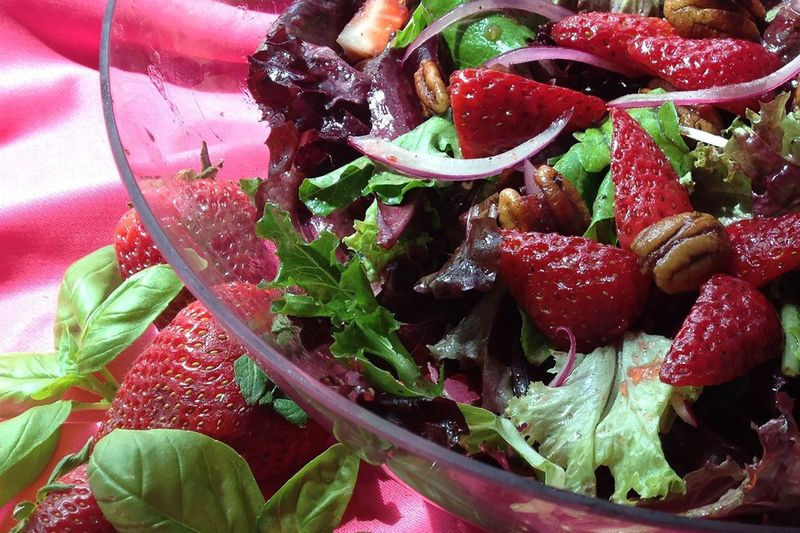 Maasika-rohelise salat võise maitsestatud pekanipähkli ja maasika basiiliku balsamico vinegretiga.