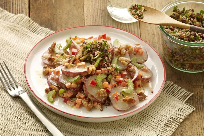Gekruide walnoten-aardappelsalade.