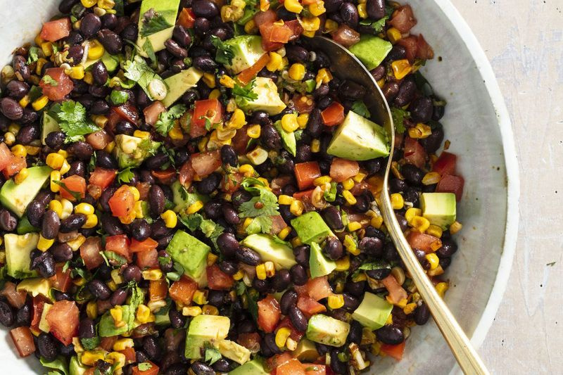 Ensalada de frijoles negros del suroeste.