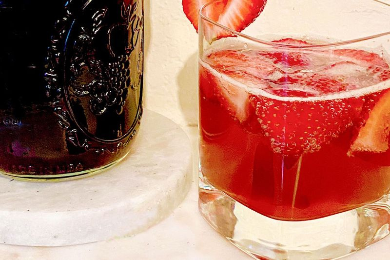Keř, neboli tonikum, je sirup složený z ovoce, cukru a octa. Vyzkoušejte tento recept na jahodovo-balsamikový keřík ve vašem příštím letním koktejlu nebo mocktailu.