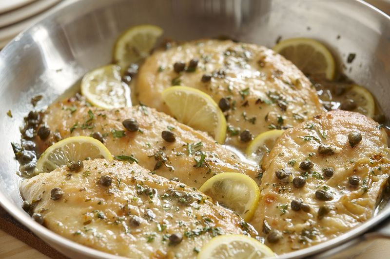 Snadno připravitelná kuřecí piccata na pánvi.