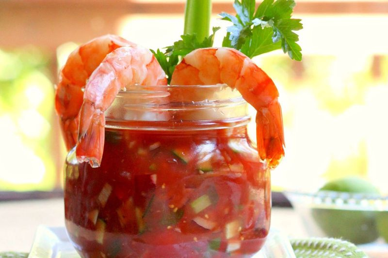 Tato verze gazpacho čerpá inspiraci z krevetového koktejlu se základem z rajčatové šťávy naplněným přísadami koktejlové omáčky, jako je křen, citron a worcesterská omáčka.