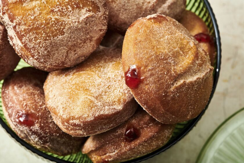   I jødiske hjem nydes gelédonuts ofte under Hanukkah og er kendt som sufganiyot.