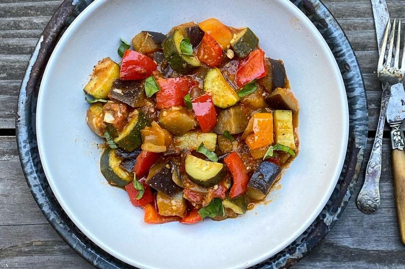Probeer bij het maken van ratatouille de groenten zo uniform mogelijk te houden bij het snijden en in blokjes snijden.