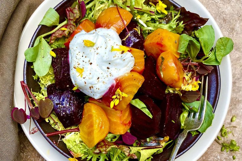 Sfecla prajita si salata verde de primavara cu ricotta batuta.