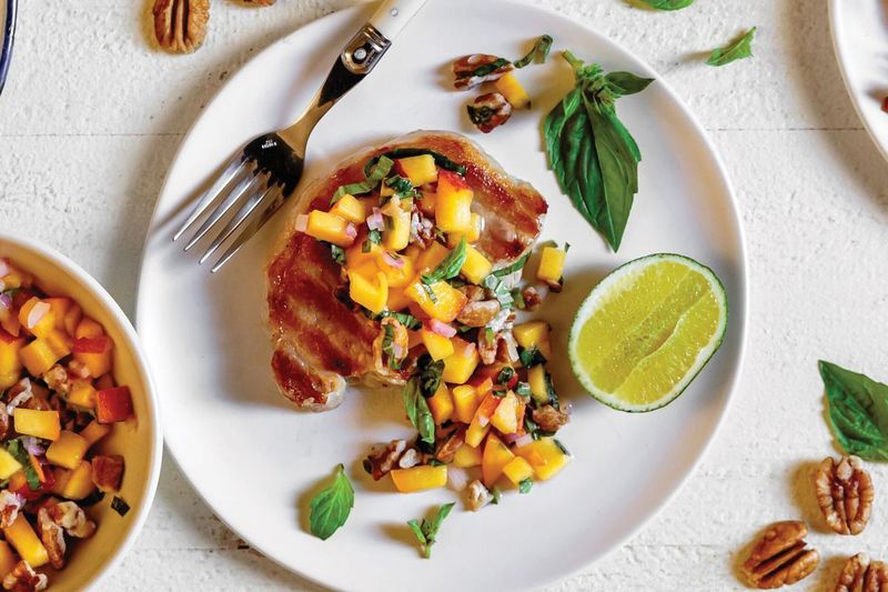 Daging babi panggang dengan salsa pic pecan.