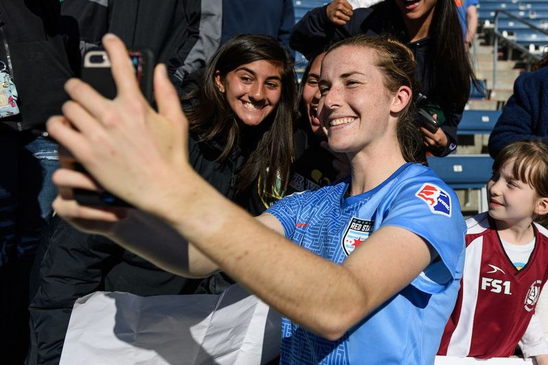 Tierna Davidson macht nach dem Heimspiel der Red Stars 2019 ein Selfie mit den Fans.