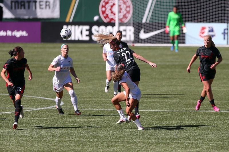 Portland Thorns-Stürmer Morgan Weaver (22) trifft während eines NWSL-Fußballspiels am 16. Mai in Portland, Oregon, einen Kopfball gegen die Red Stars.