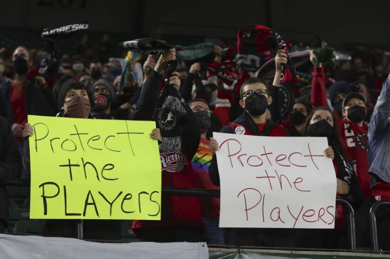   Portland Thorns-fans holder skilte, der støtter spillerne under en NWSL-kamp sidste år.
