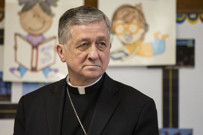 Kardinal Blase Cupich, dessen Büro es versäumte, eine katholische Schule zu alarmieren, nachdem er erfahren hatte, dass ein des Kindesmissbrauchs angeklagter Priester in ein Kloster um die Ecke gezogen war.