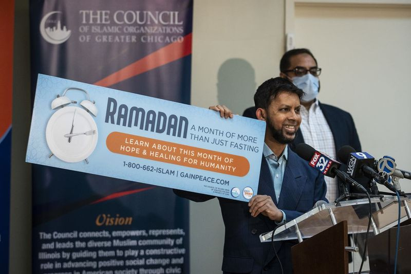 Sabeel Ahmed, výkonný riaditeľ projektu GainPeace Project, počas tlačovej konferencie oznamuje billboard na I-294 v blízkosti medzinárodného letiska O