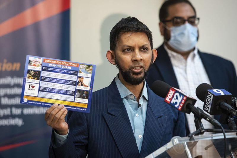 Sabeel Ahmed, výkonný riaditeľ projektu GainPeace Project, predvádza jednu z 50 000 pohľadníc, ktoré organizácia rozposiela počas 4-týždňovej kampane s Radou islamských organizácií Veľkého Chicaga, ktorej cieľom je vzdelávať ostatných o ramadáne počas tlačovej konferencie v stredu o hod. Sídlo CIOGC v Loo.