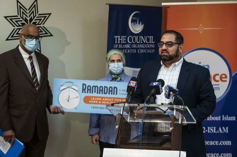 Aamer Abdul-Jaleel, prezident Moslimského združenia Bolingbrooku, diskutuje o billboarde na I-294 neďaleko medzinárodného letiska O