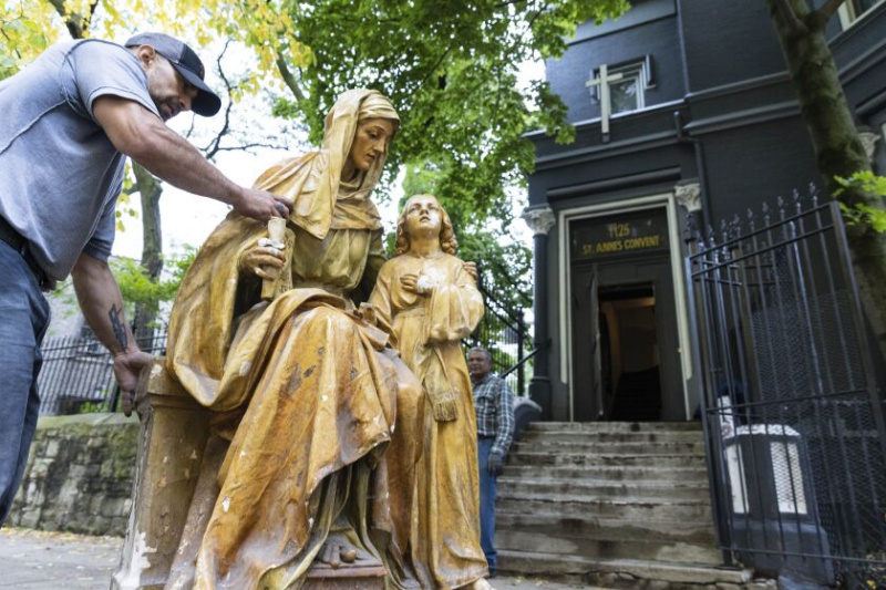   Šią savaitę kraustytojas iš Šv. Onos ordino vienuolyno North La Salle Drive išveža Mergelės Marijos ir Šv. Onos statulą. Sesuo Judith Mandrath, paskutinė vienuolyne likusi vienuolė, turėtų išsikraustyti iki mėnesio pabaigos.
