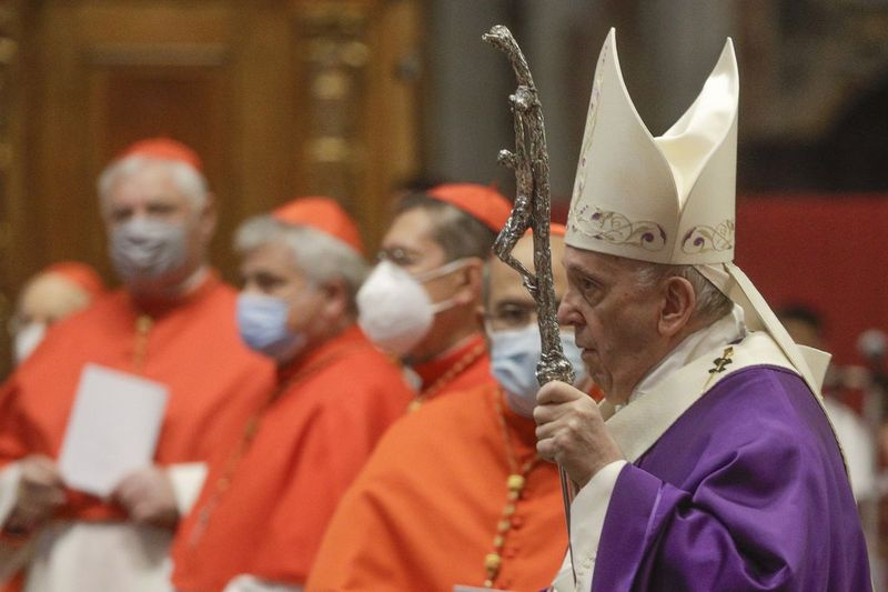 Op deze bestandsfoto van zondag 29 november 2020, houdt paus Franciscus zijn pastorale staf vast terwijl hij aankomt om de mis te vieren, in de Sint-Pietersbasiliek. Paus Franciscus heeft de kerkwet gewijzigd om vrouwen expliciet toe te staan ​​meer dingen te doen tijdens de mis, maandag 11 januari 2021, terwijl hij opnieuw bevestigt dat ze geen priester kunnen zijn.