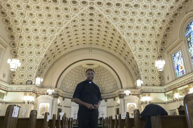 Ojciec Edmund Nnadozie pozuje do portretu w kościele Corpus Christi przy 4920 South King Drive w Bronzeville, czwartek, 10 czerwca 2021 r. | Anthony Vazquez/Sun-Times