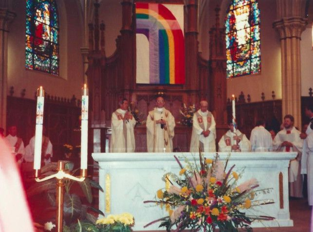 Vlajka na bohoslužbě v roce 1991. | Poskytnutá fotografie