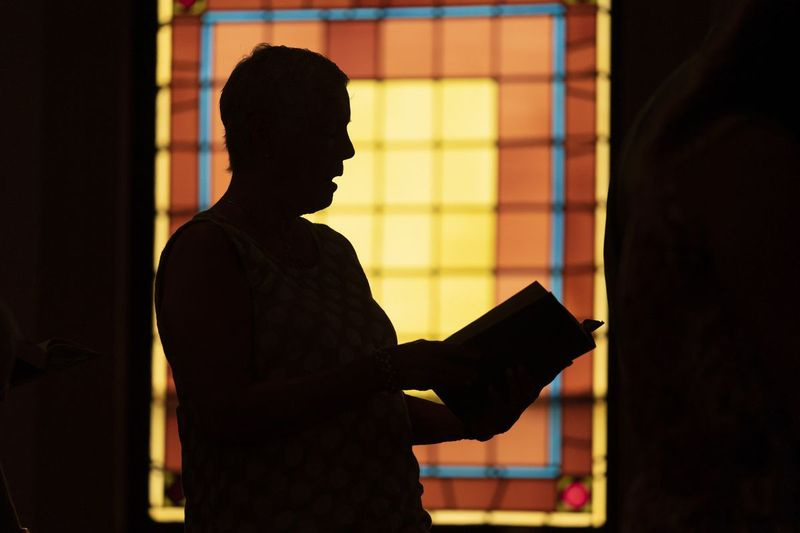 Seorang ahli Gereja Methodist Bersatu Waldoboro di Waldoboro, Maine, menyanyikan lagu pujian semasa perkhidmatan. Gereja ditutup untuk selama-lamanya selepas perkhidmatan Ahad lalu kerana penurunan kehadiran sebahagiannya disebabkan oleh COVID-19.
