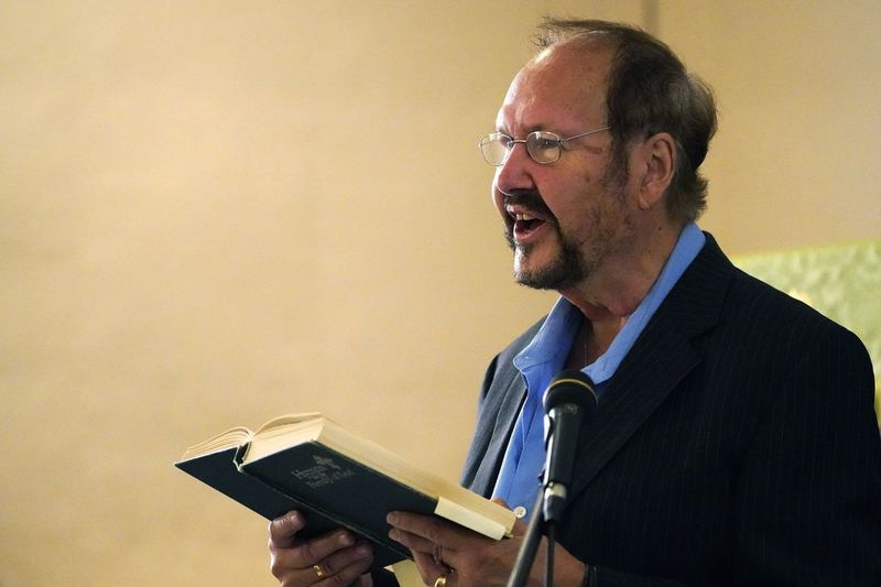 Pendeta Greg Foster mengetuai nyanyian lagu raya di Waldoboro United Methodist Church. Pandemik adalah tamparan terakhir bagi gereja Maine.