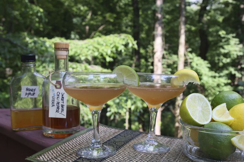 Alkoholové a sirupové nálevy jsou stále oblíbenější a lze je poměrně snadno začlenit do domácích tyčinek.