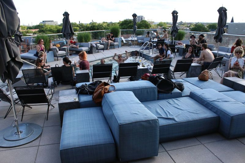 Les clients savourent des cocktails et la piscine sur le toit du Cabana Club au 6ème étage du Robey Hotel.