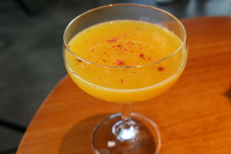 Le cocktail Blondes Have More Fun servi à The Up Room at The Robey, est composé de rhum, de fruits de la passion, de vanille et de tobasco.