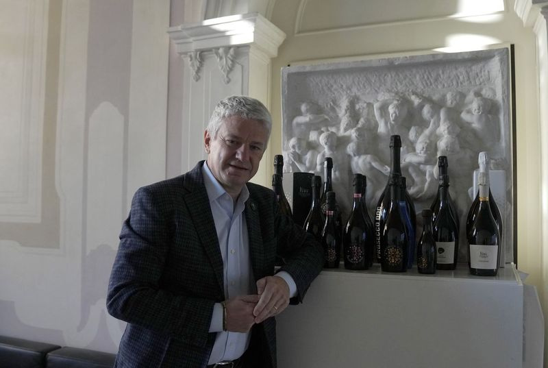 Consorzio DOCProseccoのゼネラルマネージャーであるLucaGiaviは、2021年10月15日にイタリアのトレヴィーゾでAP通信とのインタビューの前に肖像画のポーズをとります。