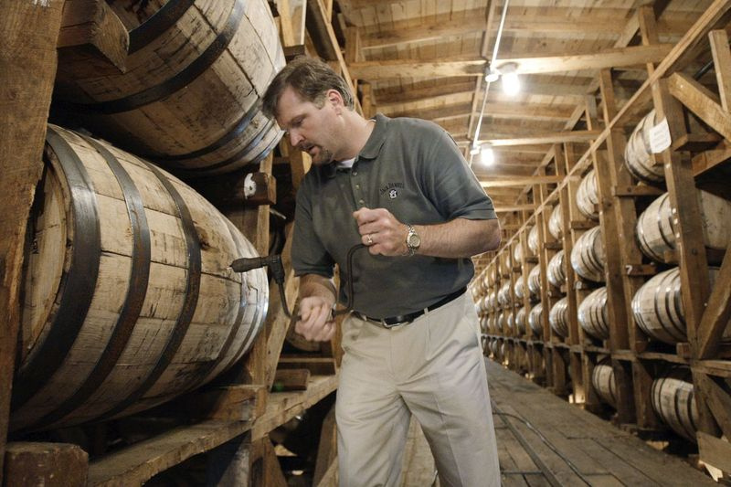 Jeff Arnett, il mastro distillatore della Jack Daniel Distillery a Lynchburg, nel Tennessee, pratica un foro in una botte di whisky in una delle case di invecchiamento della distilleria nel 2009.