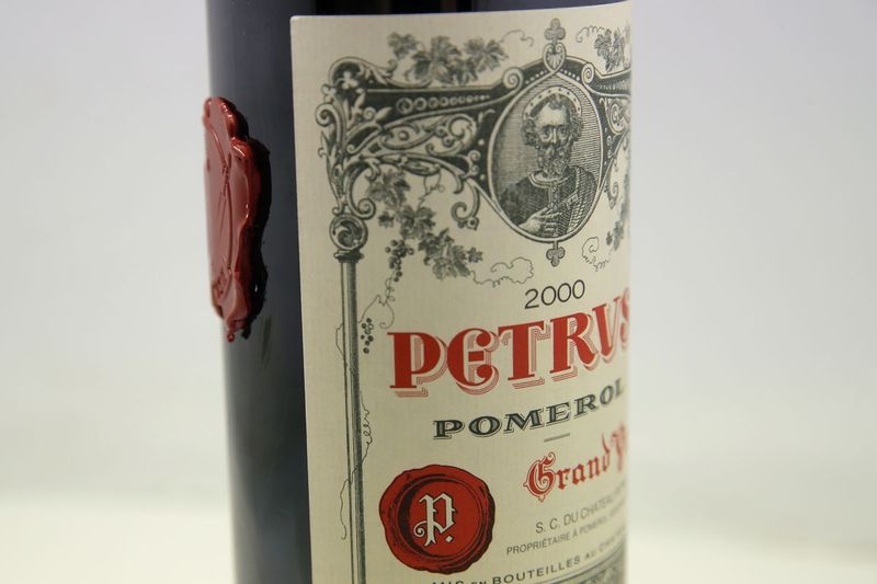 Eine Flasche Petrus-Rotwein, die ein Jahr lang in der Internationalen Raumstation die Welt umkreiste, ist Anfang dieses Monats in Paris abgebildet.