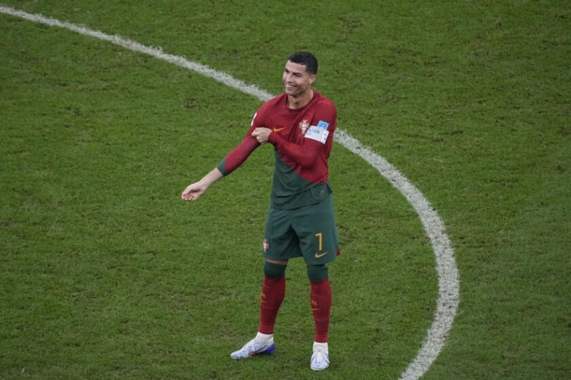  Il portoghese Cristiano Ronaldo sorride mentre entra in campo in ritardo nella vittoria per 6-1 della sua squadra in Coppa del Mondo contro la Svizzera.