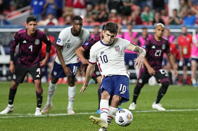 USAs Christian Pulisic (10) sparker et straffespark for et mål mot Mexico under ekstraomgangene i CONCACAF Nations League-mesterskapet.