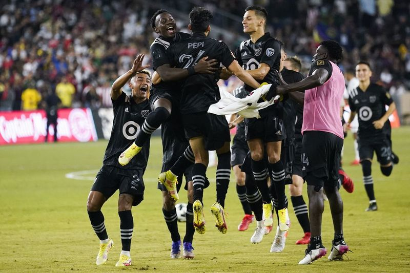 Οι παίκτες του MLS All-Star πανηγυρίζουν αφού ο επιθετικός της FC Ντάλας, Ρικάρντο Πέπι (24) σημείωσε το νικητήριο γκολ σε πέναλτι κατά της Liga MX All-Stars κατά τη διάρκεια του MLS All-Star Game στο Λος Άντζελες.