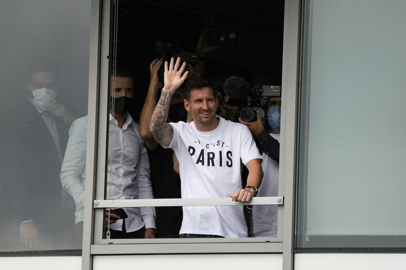 Lionel Messi macha do fanów po przybyciu do Paryża.