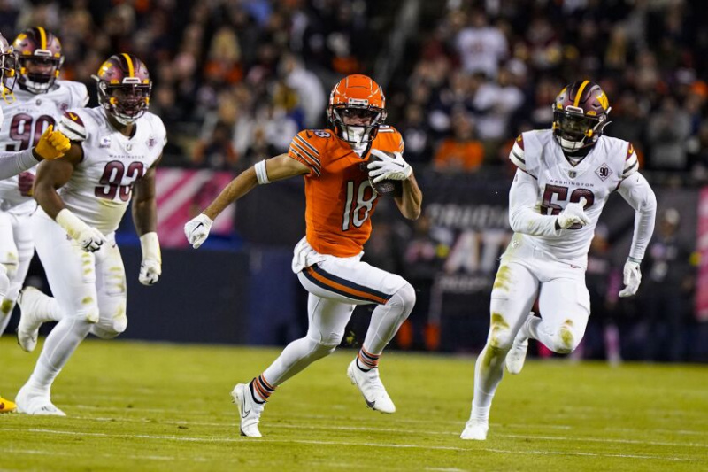  O wide receiver Dante Pettis, dos Bears, lidera o campo após uma recepção contra o Washington Commanders durante o jogo “Thursday Night Football” da semana passada.