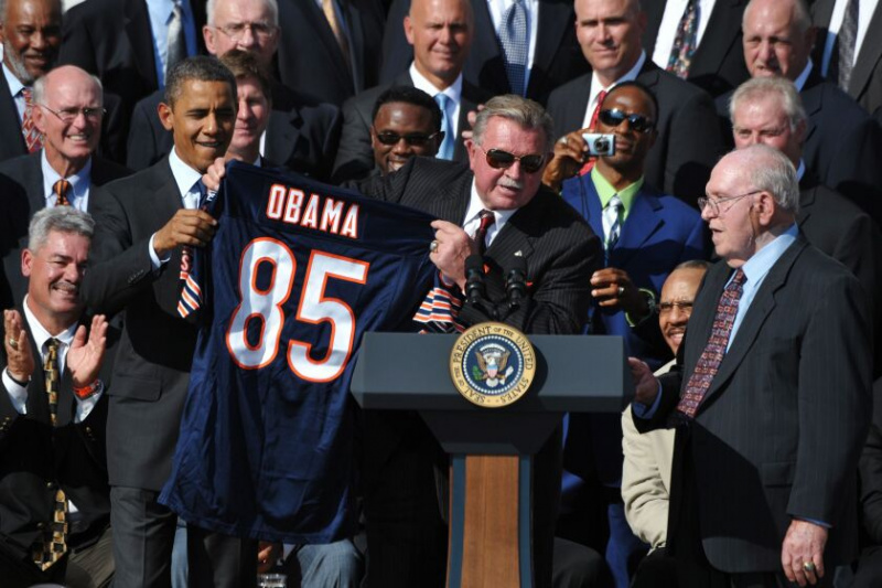  Mike Ditka apresenta uma camisa ao presidente Barack Obama na Casa Branca em 2011.