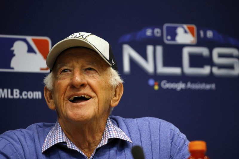 Všechny tyto věci jsou pro mě zcela nové, řekl Bob Uecker, hlasatel Brewers. Co tady dnes večer děláme, Zoome, nevěděl jsem, co to je. Když jsem hrál, byl to nějaký kluk, který rychle běžel. O zoomování jsem nic nevěděl.