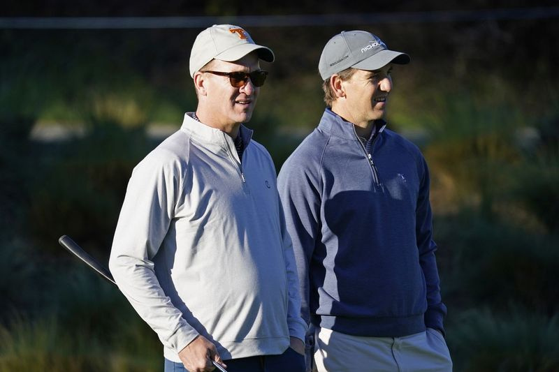 Peyton et Eli Manning font équipe avec ESPN pour un mégacast de football du lundi soir.
