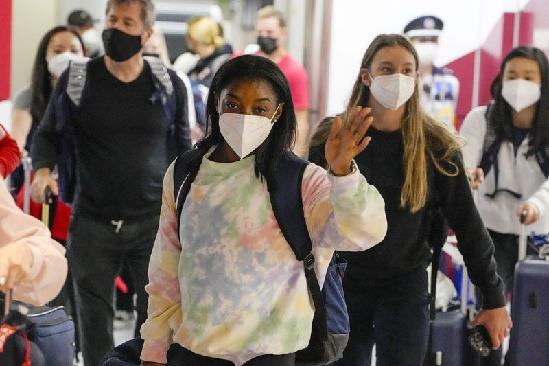 Simone Biles, centro, y el equipo de gimnasia femenina de Estados Unidos llegan a Japón para los Juegos Olímpicos de Tokio.