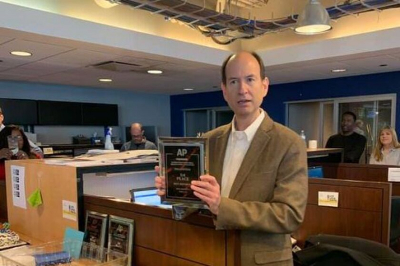   Ron_Gleason_in_WBBM_newsroom_in_2019.jpg