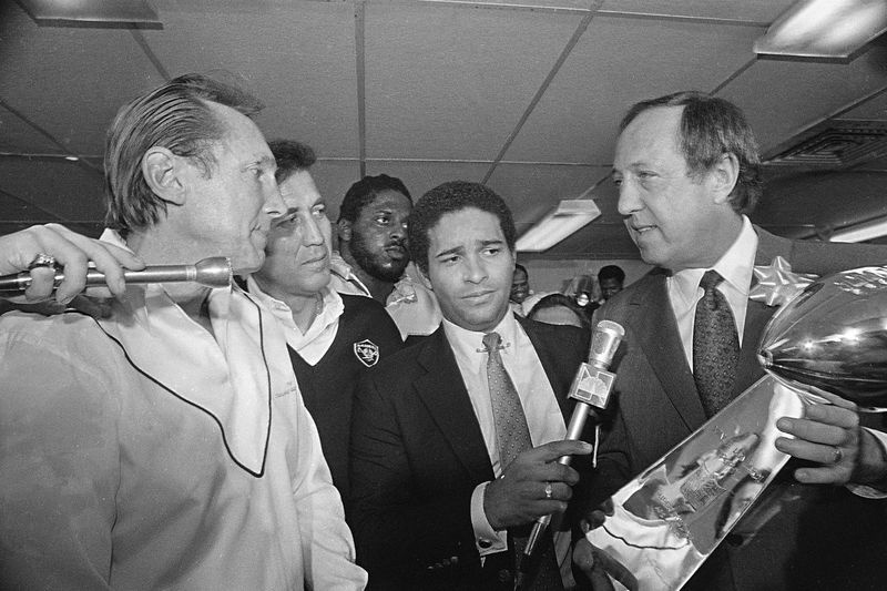 NFL-i volinik Pete Rozelle annab paremal Super Bowl XV karika Oakland Raidersi juhtivale partnerile Al Davisele (vasakul) sellel 25. jaanuaril 1981. aasta failifotol. Need kaks on uue ESPN-i dokumentaalfilmi teemad.