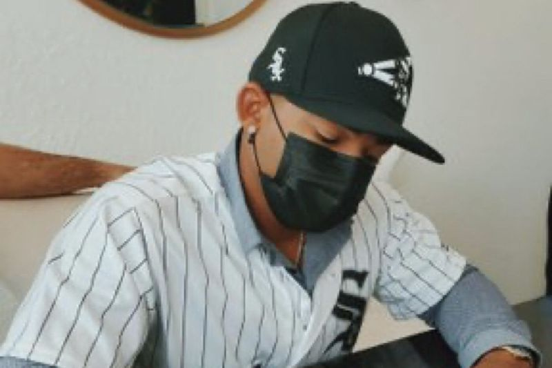 Yoelquis Céspedes firma su contrato de $ 2.05 millones con los Medias Blancas.