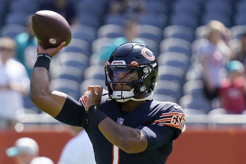 Džastins Fīldss met bumbu pirms NFL pirmssezonas futbola spēles pret Maiami Dolphins Čikāgā, sestdien, 2021. gada 14. augustā.