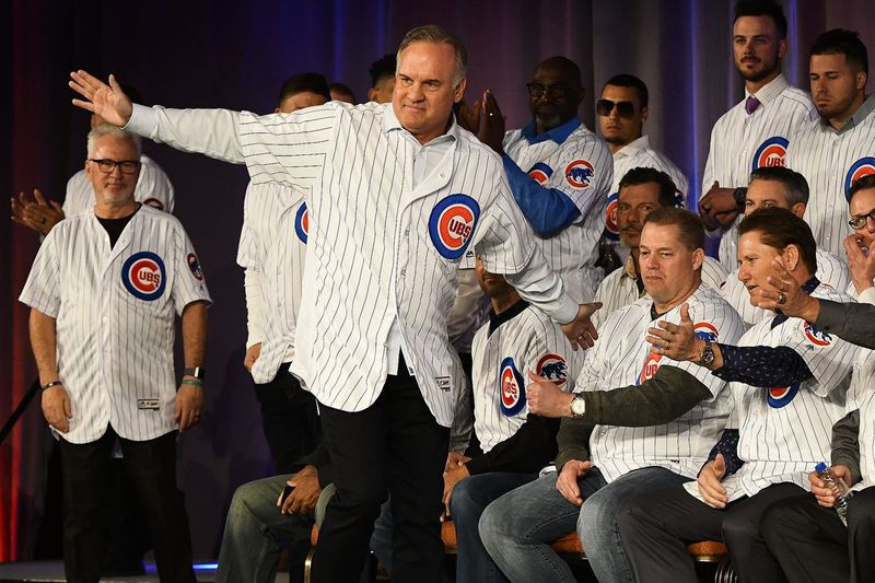 Fostul Chicago Cub, Ryne Sandberg, face cu mâna mulțimii în timpul convenției anuale a echipei de baseball, vineri, 18 ianuarie 2019, la Chicago.