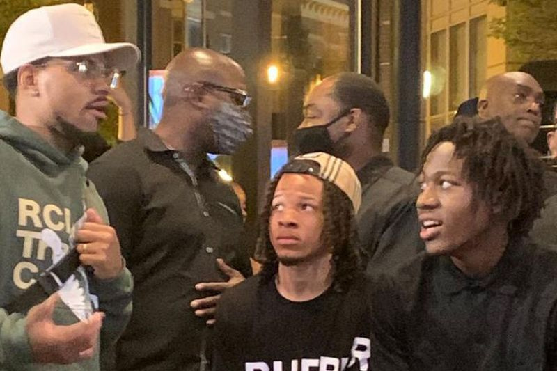 Chance the Räppar esines Ayo Dosunmu NBA draftipeol.